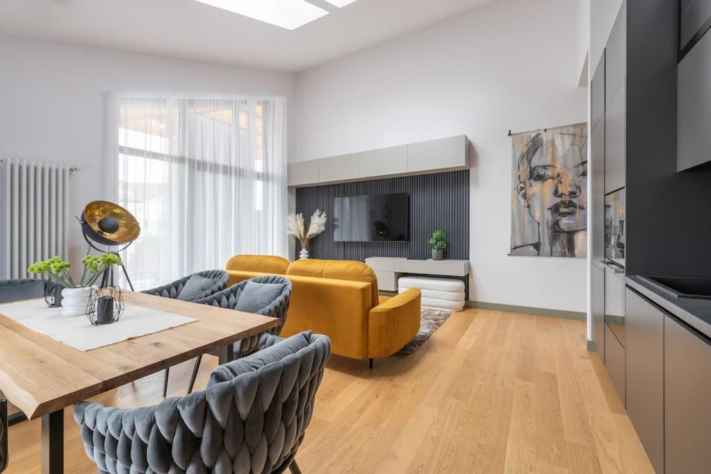 Luxurious Penthouse With Parking Lejlighed